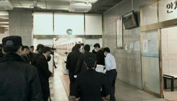 '1살 아기 장례식'에 참석한 형사 10여 명…친부는 어디에[그해 오늘]