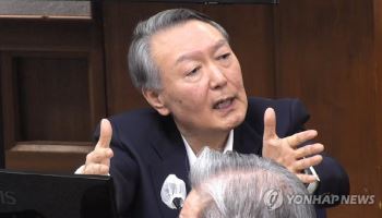 '체포방해 혐의' 尹 징역 10년 구형…尹 "정치자금 받은 것도 아니고"(종합)