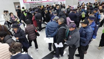 "'정년 후 재취업' 월급 반토막"…고령층 일자리 '질' 개선 시급