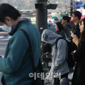 "단단히 입으세요" 출근길 꽃샘추위 이어져…강풍 쌩쌩[오늘날씨]