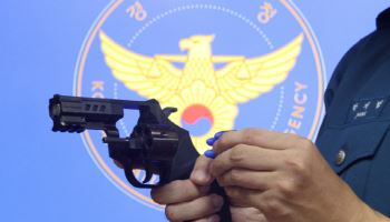 강력범죄 느는데…`저위험권총` 도입 하세월
