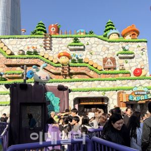 “메이플 마을이 현실로…롯데월드 ‘신규 어트랙션’ 직접 타보니
