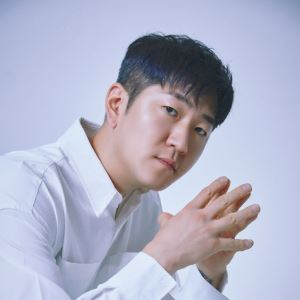 싸이 손 잡은 라이언 전 "슬럼프 딛고 새 출발…K팝 발전에 기여할 것"