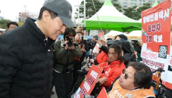 전장연 관계자와 대화하는 오세훈 시장