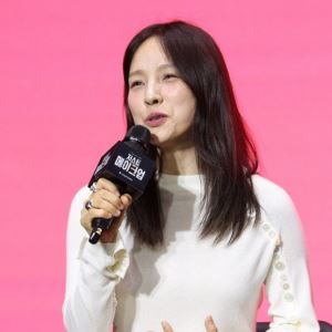 가수 이효리, 부친상... 남편 이상순과 함께 빈소 지켜