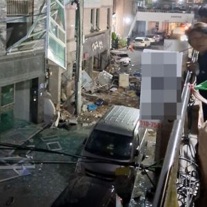 청주 상가 건물서 폭발 사고…주민 10여 명 부상