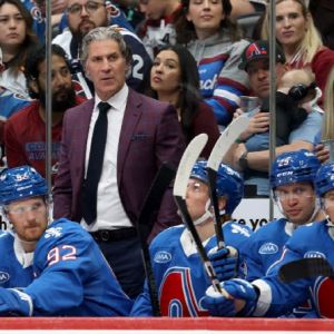 벤치 덮친 퍽…NHL 콜로라도 감독, 안면 골절 ‘날벼락’