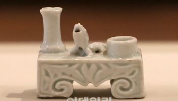 간송미술관, 백자석척뉴향꽂이