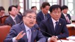 [포토]외통위, ''답변하는 조현 외교부 장관''