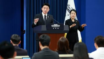 靑 "원유 2억7300만배럴·나프타 210만톤 추가 도입"