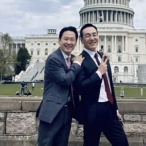 美 의사당 앞 '미소'…장동혁 사진에 국힘 내부서 "억장 무너져"