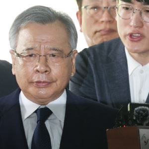 검찰, ‘화천대유 뇌물 의혹’ 윤석열·박영수 불기소…4년 만에 결론