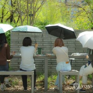 '서울 한낮 27도' 다시 찾아온 초여름 더위…남부·제주 비[내일날씨]