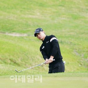[포토] 백무곤, 날카로운 칩핑