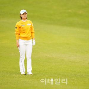 [포토]최은우,버디 위해 핀을 본다