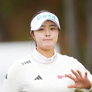[포토]서교림,차분한 미소 손인사