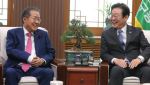 "이명박 예우해달라"...홍준표, 李대통령 '막걸리 오찬'서 요청