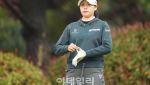 [포토]황민정,장갑을 고쳐끼고