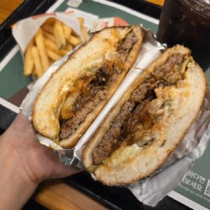 씹다 멈칫한 힘줄, 단맛에 눌린 불맛…버거킹 ‘유용욱 와퍼’[먹어보고서]