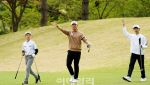 [포토] 조우영, 골프 꿈나무들과 명랑 골프