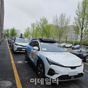 매끄러운 속도조절에 멀미 걱정 뚝, '음악 틀어줘' 말하자 노래방 변신