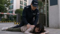 낭심 걷어차인 경비원, 전단지 여성 폭행한 CCTV 보니...무죄 이유
