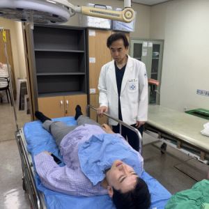 “어린 XX가 뭔 시장 출마?"...'음료 테러' 남성, 잡고보니 또래
