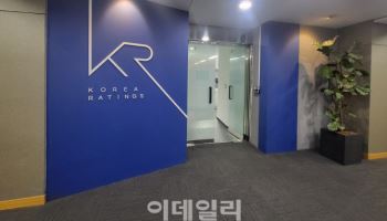 [마켓인] 캐시 트랩 터져도 ‘A-’ 유지?…신평사 늑장 강등에 쏟아지는 화살