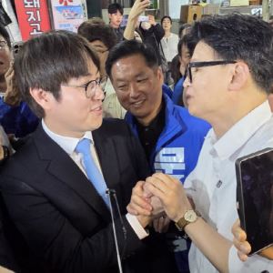 "생산적으로"...한동훈, 신경전 벌인 하정우 마주치자