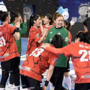 삼척시청, SK전 PS 10연패 끊었다...女핸드볼 챔프전 기선제압