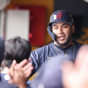 롯데, SSG에 이틀 연속 역전승…나균안 7이닝 2실점 첫 승