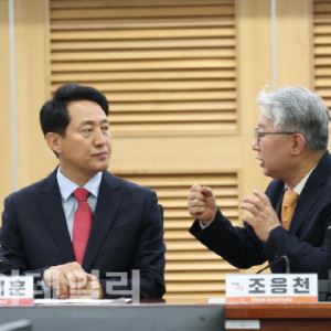 [포토]'대화하는 유정복-오세훈-조응천'                                                                                                                                                         