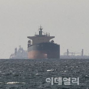 호르무즈 내 韓선박서 폭발·화재…정부, 재외공관과 대책회의
