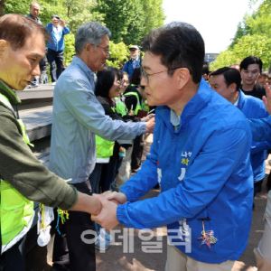 [포토]자원봉사자들과 인사 나누는 정원오 더불어민주당 서울시장 후보                                                                                                                                      