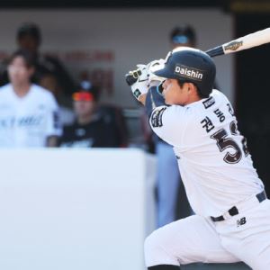 '권동진 결승타' KT, 롯데 5연승 도전 저지...어린이날 전구장 매진