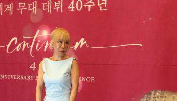 기자간담회 포즈 취하는 조수미