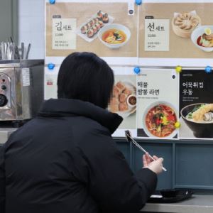 "혼자는 안 된다"…외신 기자, 서울 식당서 두 차례 퇴짜