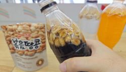 콜라에 땅콩을 넣다니…두쫀쿠·버터떡 이을 '밈푸드' 나왔다[먹어보고서]