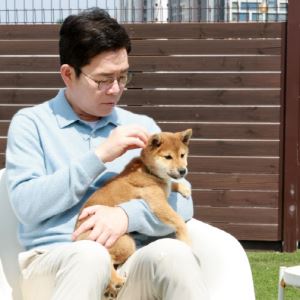 [포토]강아지 쓰다듬는 정원오 더불어민주당 서울시장 후보                                                                                                                                                 
