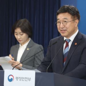 [포토]고유가 피해지원금 2차 지급 계획 밝히는 윤호중 장관                                                                                                                                                