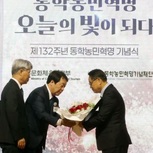 [포토] 동학농민혁명 신규 유족 통지서 전달                                                                                                                                                               