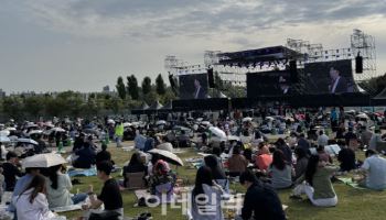 "술잔 대신 치킨"…bhc, 한강서 1만명 모은 ‘기부 피크닉’