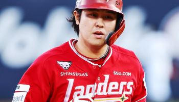 최정, KBO 최초 21년 연속 두 자릿수 홈런… SSG, 선두 KT 제압