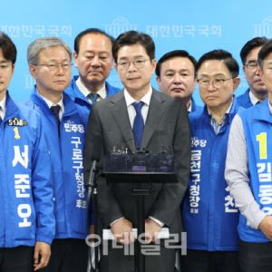 [포토]취재진 질문 받는 정원오 후보                                                                                                                                                                      