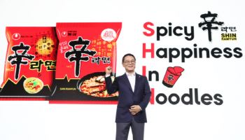 파이팅 외치는 조용철 농심 대표