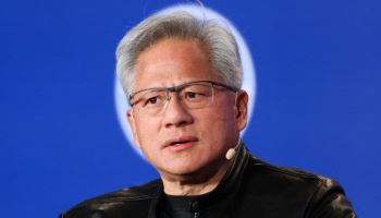 트럼프·젠슨 황 ‘깜짝 밀월’…반도체 대중 수출 빗장 풀리나