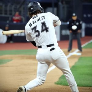 KT, SSG에 14점 차 대승… 선발 전원 안타·득점으로 선두 질주