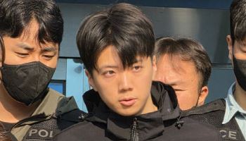 얼굴 치켜든 '여고생 살해범' 장윤기, 호송차 오르기 전 고개 까딱