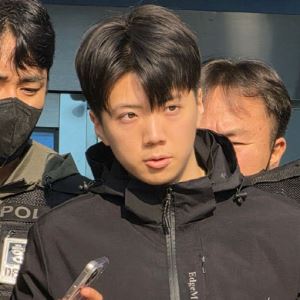 얼굴 치켜든 '여고생 살해범' 장윤기, 호송차 오르기 전 고개 까딱