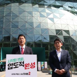 [포토]시청 앞에서 선 오세훈 국민의힘 서울시장 후보                                                                                                                                                      